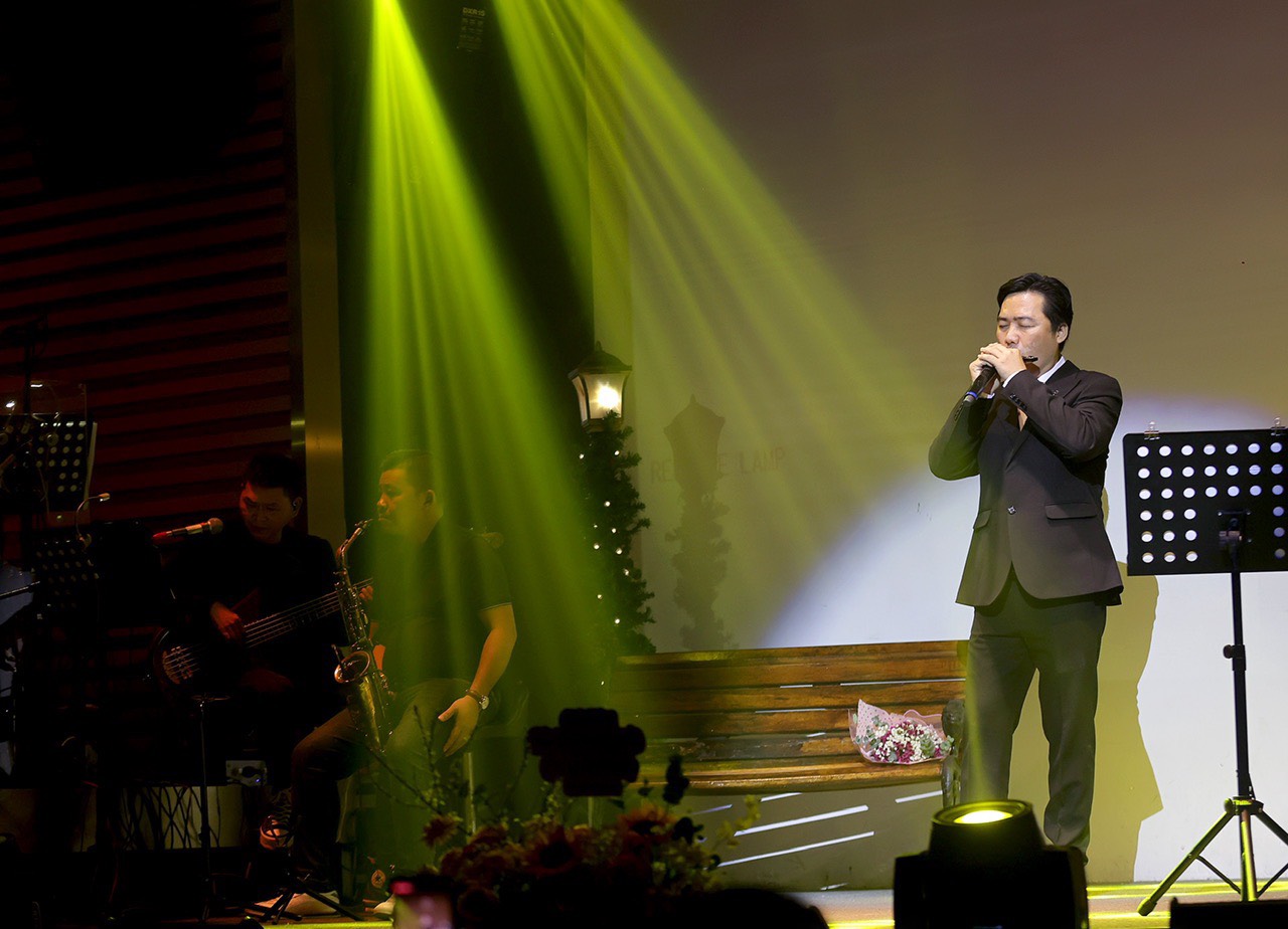Hải Nguyễn biểu diễn độc tấu harmonica tại Phòng trà Đồng Dao