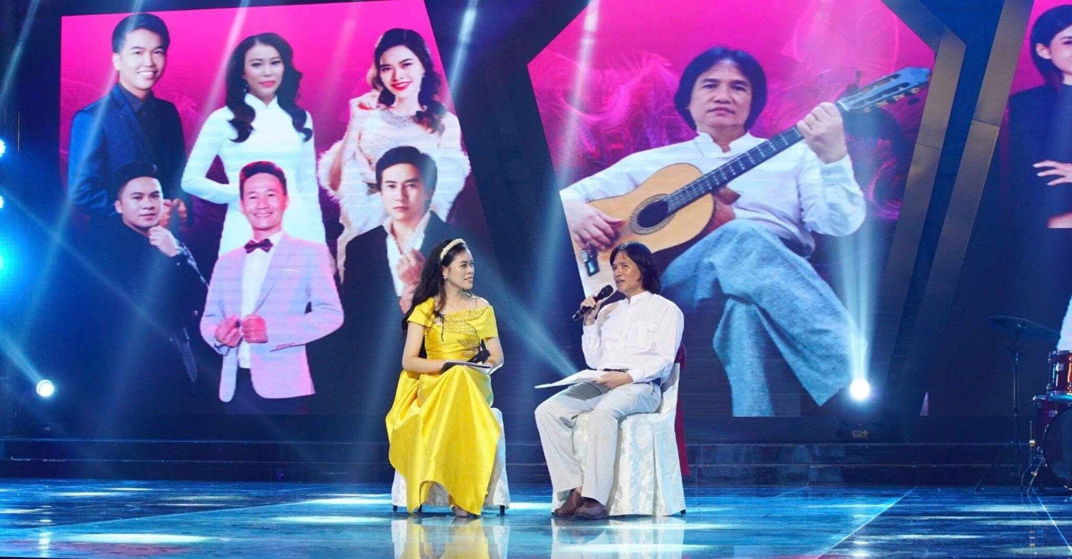 Nhạc sĩ Bảo Toàn trả lời phỏng vấn trong một show diễn