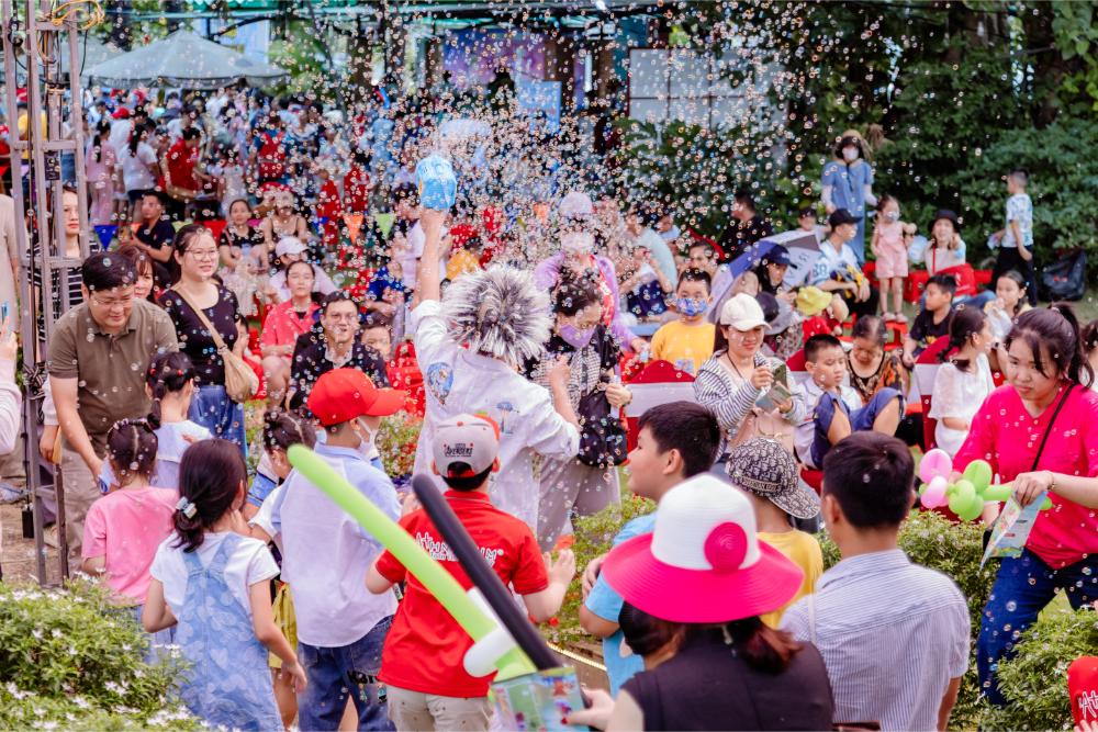 Các em học sinh say mê khám phá thế giới ảo thuật kỳ bí, cùng reo hò khi bong bóng phép thuật tung bay giữa không trung