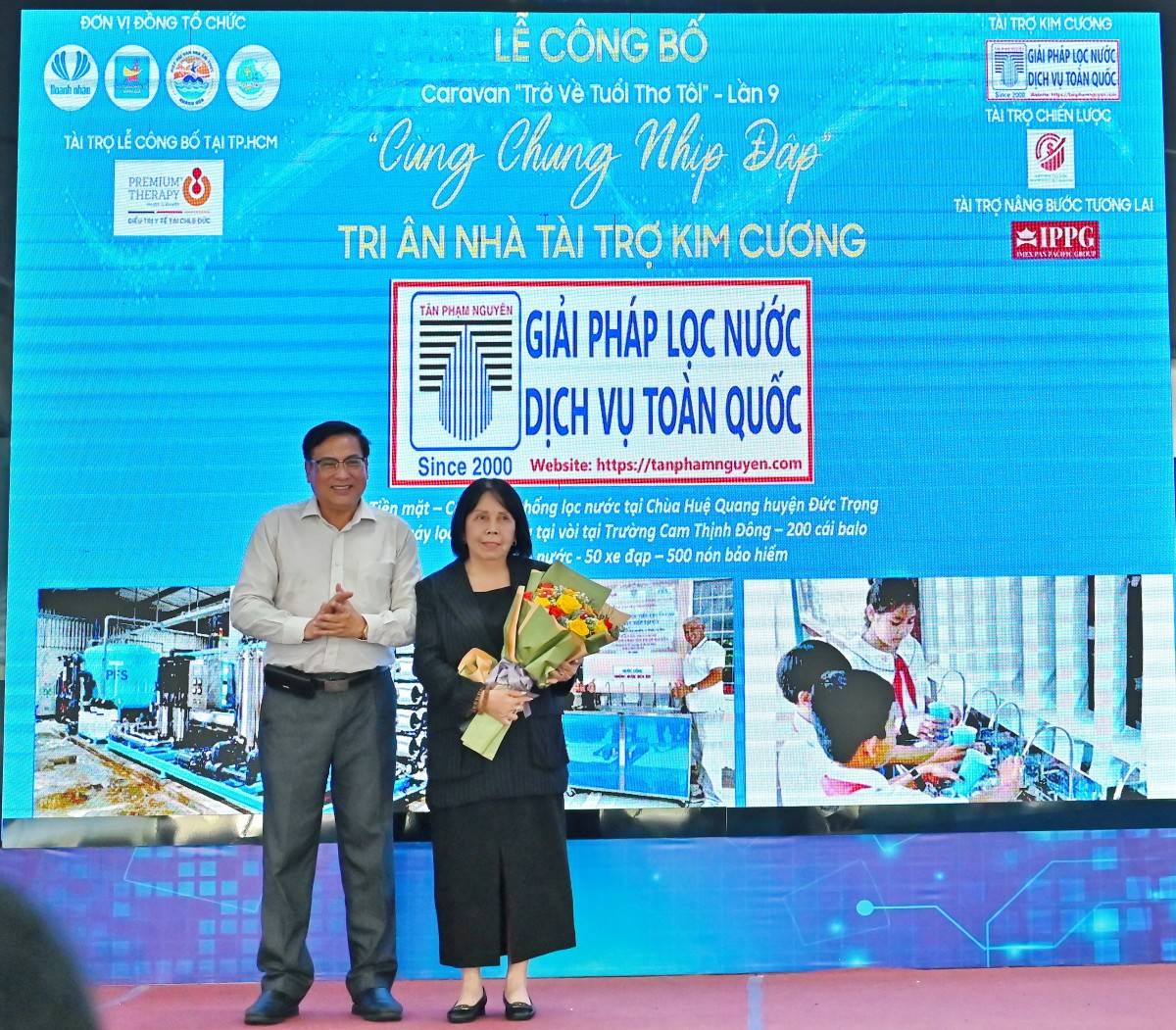 Ông Lê Hữu Thọ - Trưởng Ban Tuyên giáo và Dân vận Tỉnh ủy Khánh Hòa - tặng hoa cho Nhà tài trợ Kim Cương - Doanh nhân Trần Ánh Hoa
