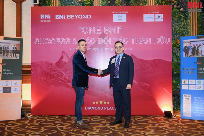 Chủ tịch Gánh Group - Kelvin Nguyễn Minh Khoa và Chủ tịch Success Chapter Hoàng Ngọc Tiến tại sự kiện