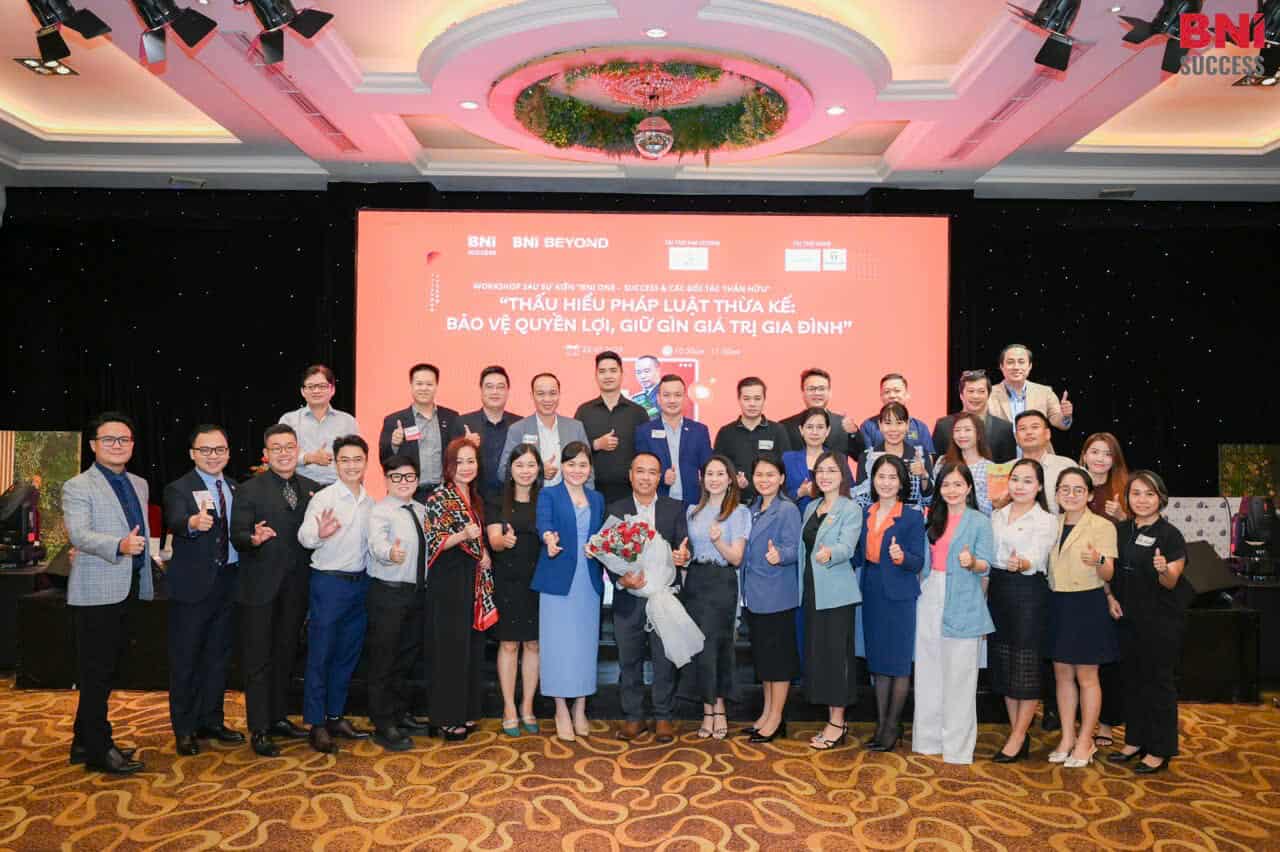 Ban tổ chức và các khách mời chụp ảnh lưu niệm với Luật sư Lê Thanh Trang và các cộng sự tại sự kiện