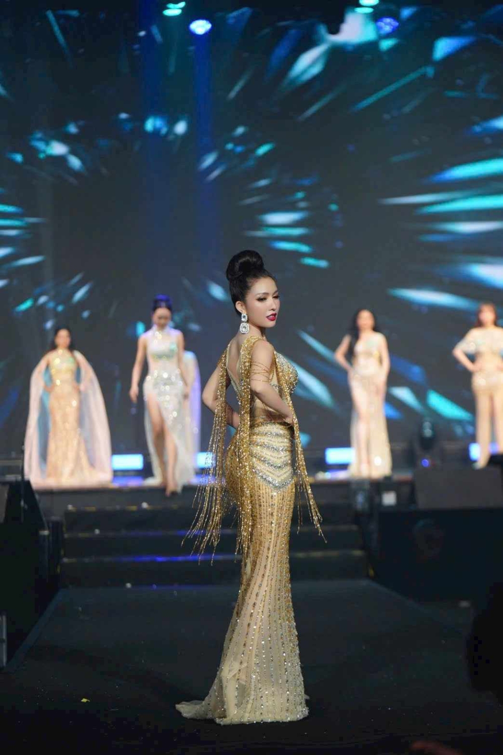 Linh Tay 11