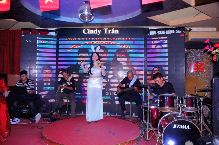 Ca nhạc sĩ Cindy Trần cùng ban nhạc trong chương trình Sao Việt Tình Ca 2