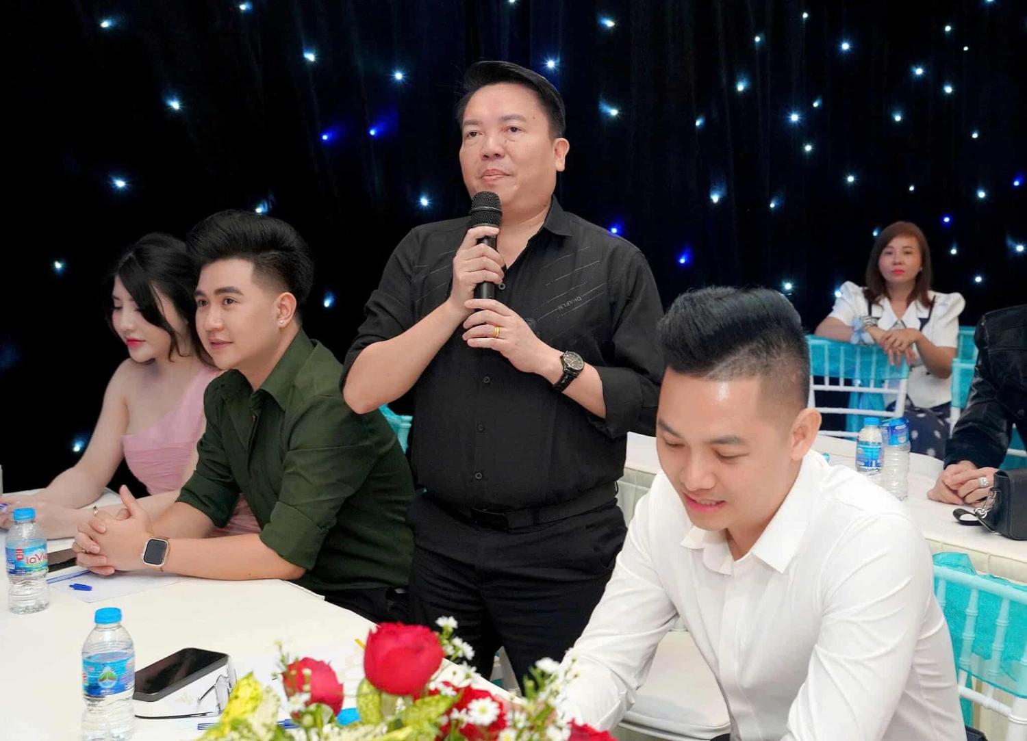 TS-BS Lê Quốc Tuấn phát biểu và dành nhiều lời khen cho ca sĩ Hồng Quyên trong buổi họp báo ra mắt vở nhạc kịch Mộng Phù Hoa