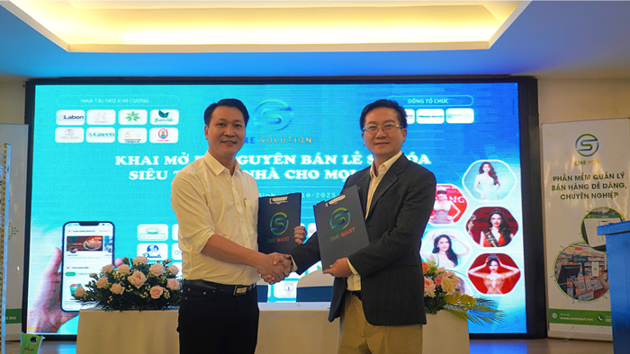 Chủ tịch SME Mart Hoàng Cường (trái) ký kết hợp tác với ông Lê Ngọc Lâm - đồng sáng lập SNG - Tổng giám đốc Công ty Rồng Vàng