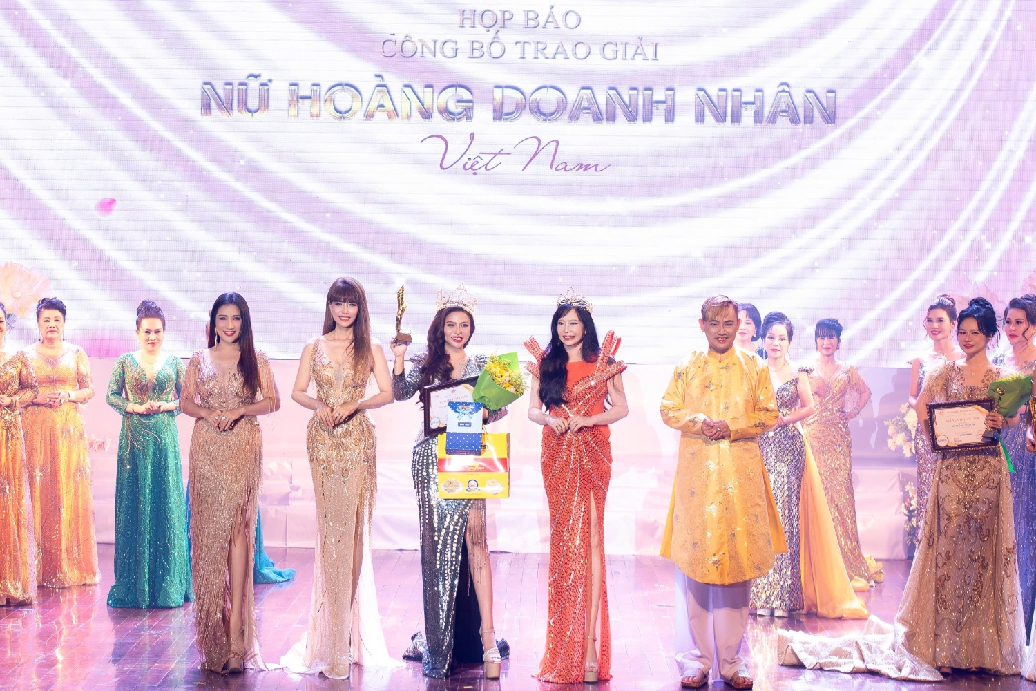 Phạm Thị Ngọc Dung, Phạm Thị Tuyết Sang chiến thắng bảng D và bảng B tại Nữ Hoàng Doanh Nhân Việt Nam 2025