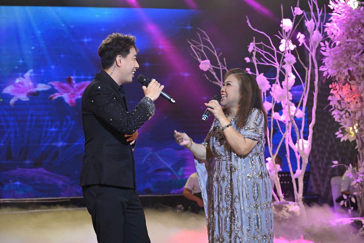 Hoài Nhân song ca cùng ca sĩ Siu Black trong chương trình Tìm kiếm Ngôi Sao Nhạc Việt