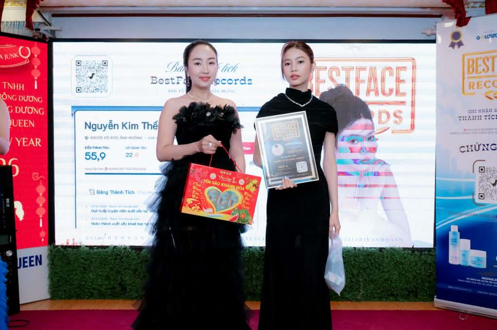 Hoa hậu Kim Phượng tặng quà và công bố giải BestFace 2025