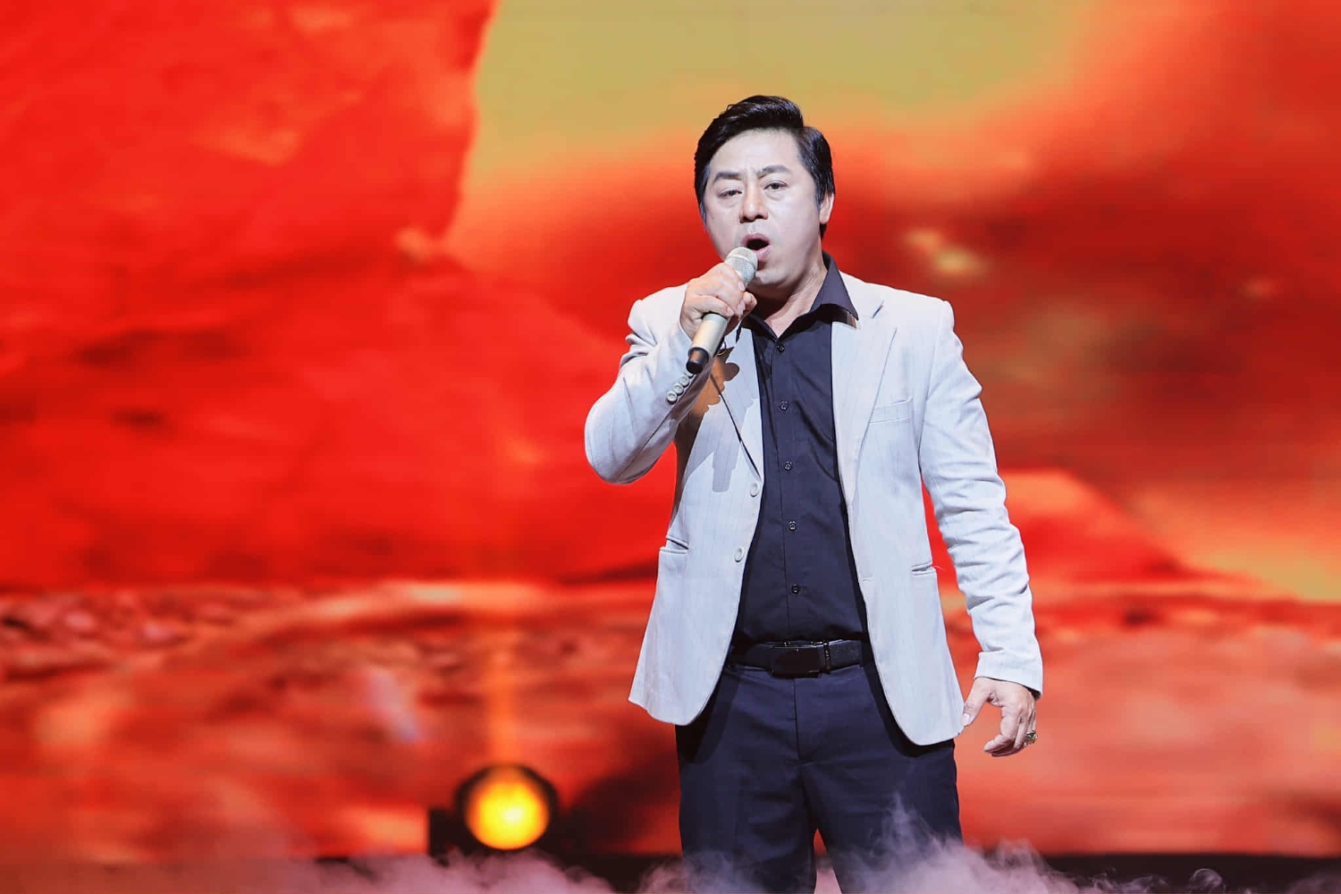 Tiến Hoài với tiết mục dự thi tại Vòng chung kết xếp hạng Tiếng hát Bolero Việt Nam 2025