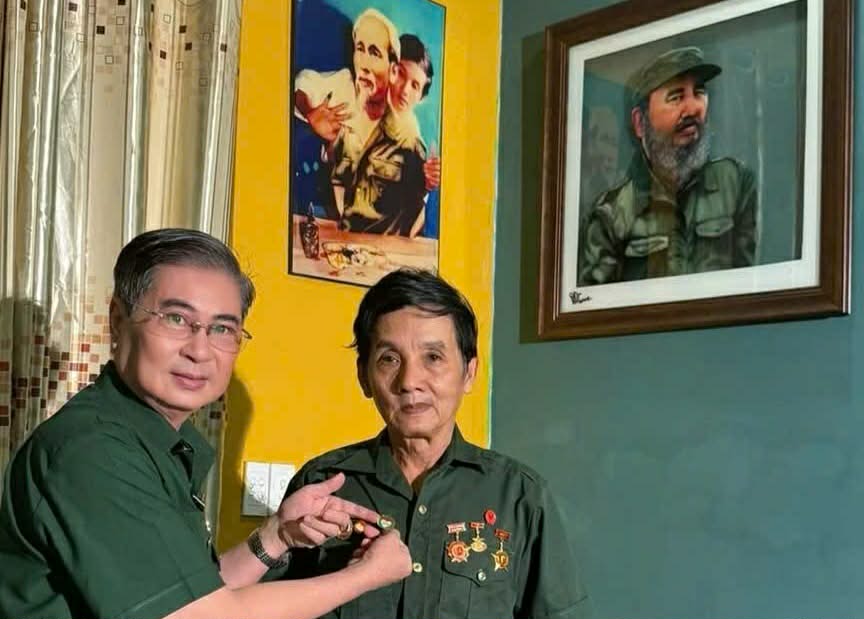 Đồng chí Nguyễn Công Trung - Chủ tịch CLB Trái Tim Người Lính Phương Nam trao tặng huy hiệu Trái Tim Người Lính cho Cựu chiến binh - Họa sĩ - Kỷ lục gia Thế giới Đoàn Việt Tiến