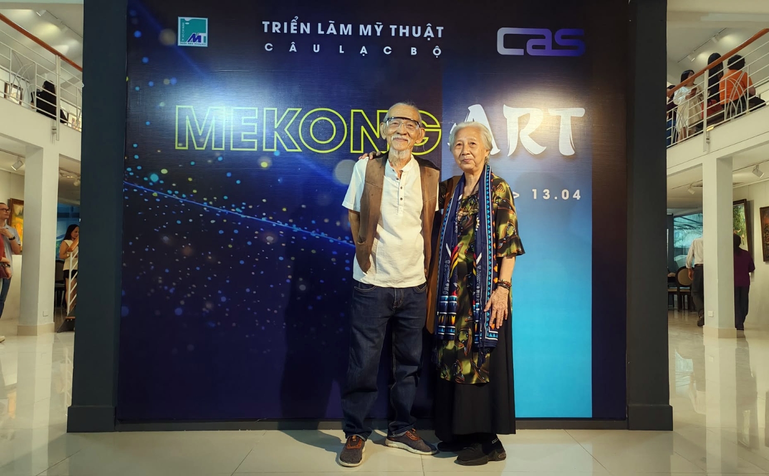 Hai vợ chồng họa sĩ Lê Triều Điển (Chủ nhiệm CLB Mekong Art) trong ngày khai mạc triển lãm