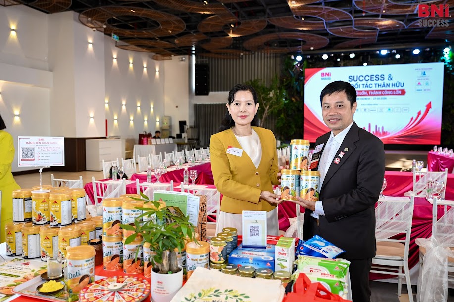 Thạc sĩ, dược sĩ Diệu Trần giới thiệu Tinh bột nghệ đỏ cho Khách tham quan