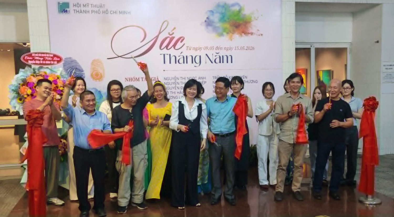 Lễ cắt băng khai mạc triển lãm 'Sắc Tháng Năm' tại Hội Mỹ thuật TP.HCM