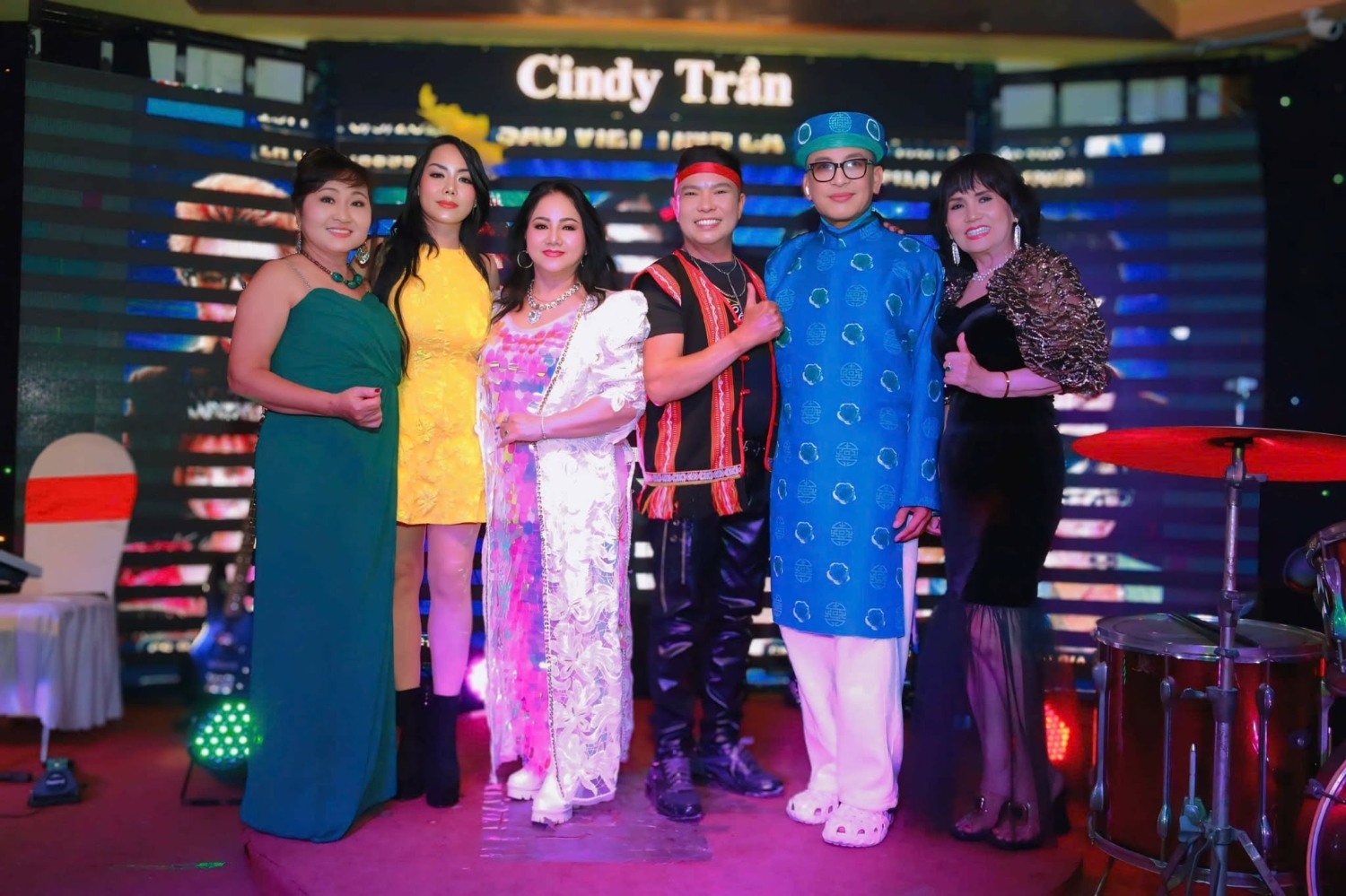MC Thanh Bạch, Danh ca Ngọc Ánh và Ca nhạc sĩ Cindy Trần chụp ảnh giao lưu với khách