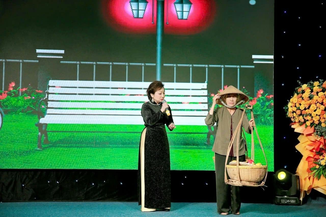 Ca sĩ Đức Xuân và diễn viên Thanh Hiền trong nhạc kịch Gánh hàng rong