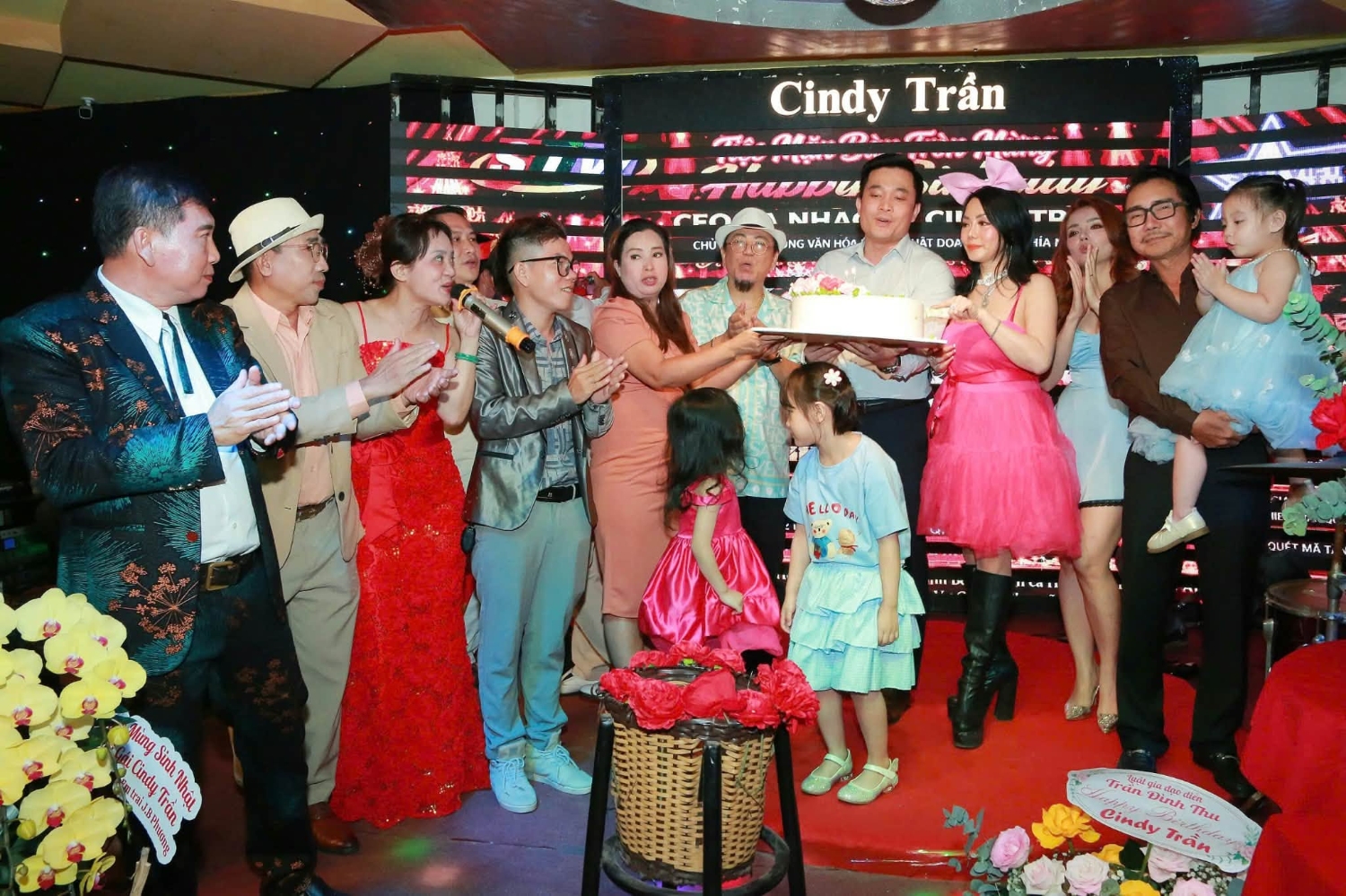 Các nghệ sĩ và bạn bè lên sân khấu cùng hát mừng sinh nhật Cindy Trần